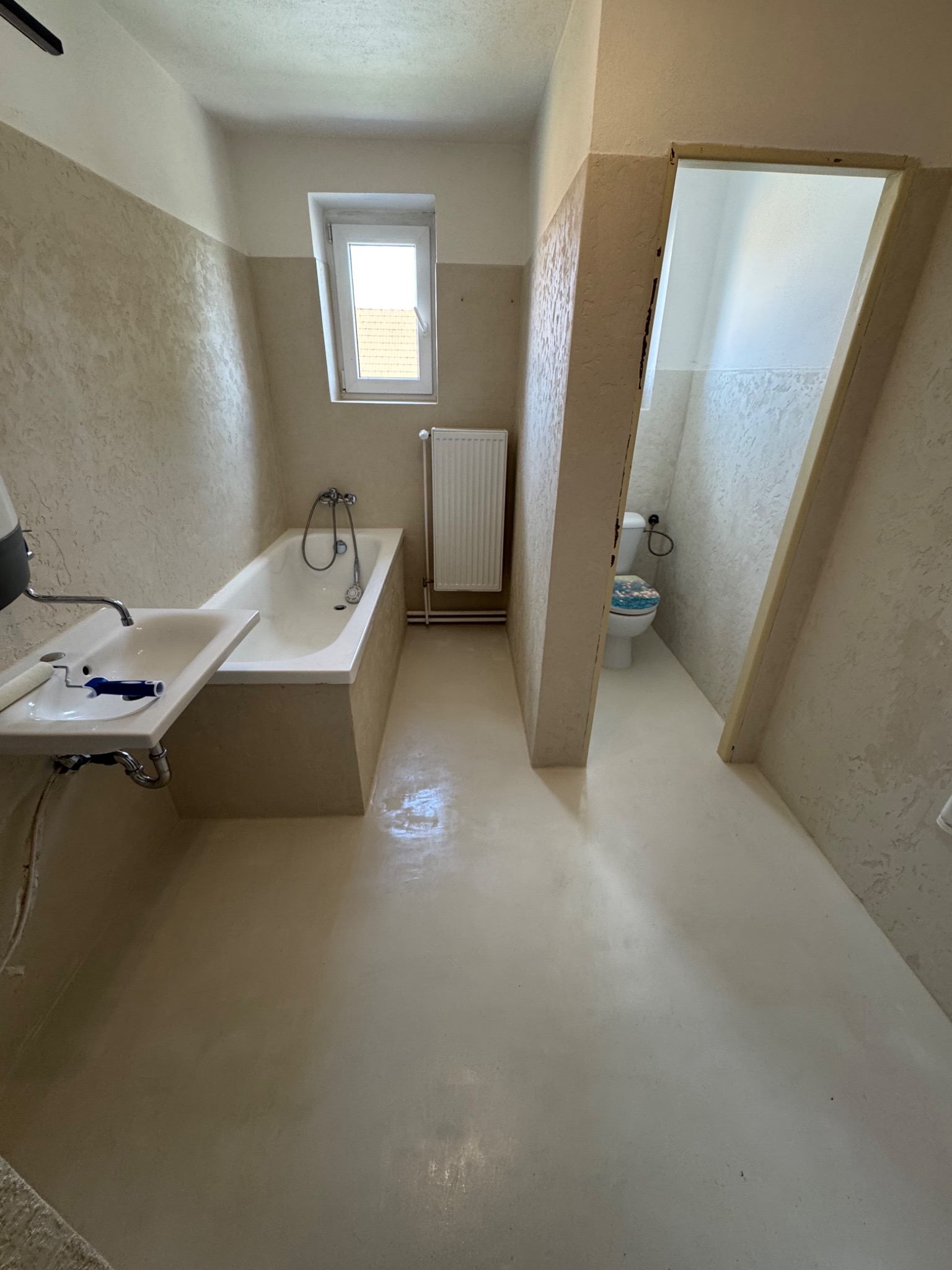 Koupelna po aplikaci mikrocementu v odstínu Sand